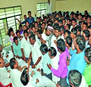 Power demonstration in the interview of interested candidates | इच्छुक उमेदवारांच्या मुलाखतीत शक्ती प्रदर्शन Power demonstration in the interview of interested candidates | इच्छुक उमेदवारांच्या मुलाखतीत शक्ती प्रदर्शन