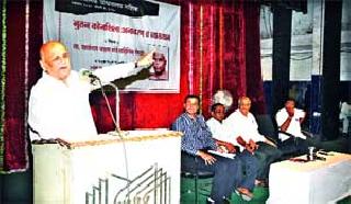 Personality of Yashwantrao Chavan Literature: Bhave | यशवंतराव चव्हाण साहित्याने व्यापलेले व्यक्तिमत्त्व : भावे Personality of Yashwantrao Chavan Literature: Bhave | यशवंतराव चव्हाण साहित्याने व्यापलेले व्यक्तिमत्त्व : भावे