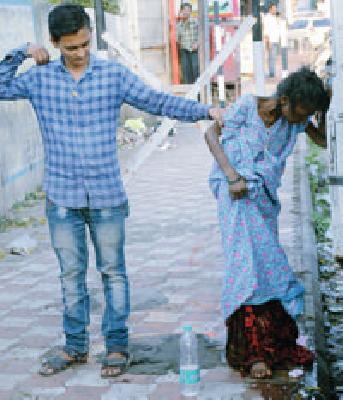 Before the Diwali before the unforeseen woman | निराधार महिलेचे दिवाळीपूर्वी अभ्यंग स्रान