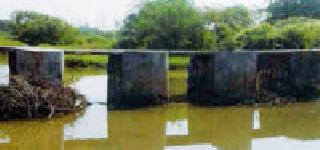 Platinum binding damages | प्लेटाविना कोट्यवधींचे बंधारे निकामी Platinum binding damages | प्लेटाविना कोट्यवधींचे बंधारे निकामी