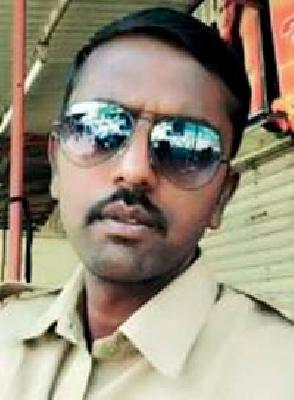 Traffic crashed into a truck by speeding the truck | वाहतूक शिपायाला भरधाव ट्रकने चिरडले