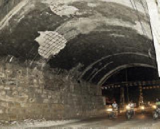 Mobsadhadham railway overbridge slab collapses | मोक्षधाम रेल्वे ओव्हरब्रीजची स्लॅब कोसळली Mobsadhadham railway overbridge slab collapses | मोक्षधाम रेल्वे ओव्हरब्रीजची स्लॅब कोसळली