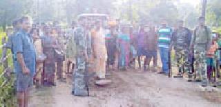 Residents of the Laheri-Hindewada road repair | लाहेरी-हिंदेवाडा रस्त्याची नागरिकांनी केली दुरूस्ती