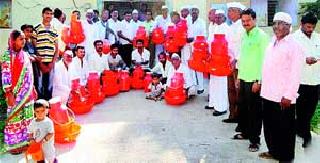 Distribution of Dairy Literature at Askheda | आसखेडा येथे डेअरी साहित्याचे वाटप