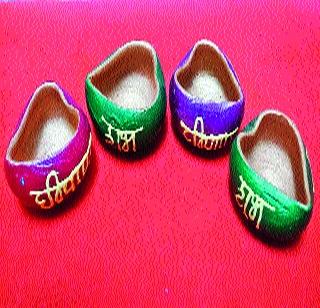 Happy for the modules written on the platforms | पणत्यांवर मोडी लिपीत शुभेच्छा