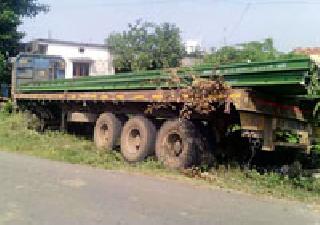 The truck carrying heavy truck shocked | जड वाहतूक करणारा ट्रक घराला धडकला