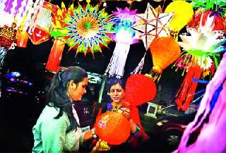 Marketed by the skyline | आकाशकंदिलांनी सजली बाजारपेठ