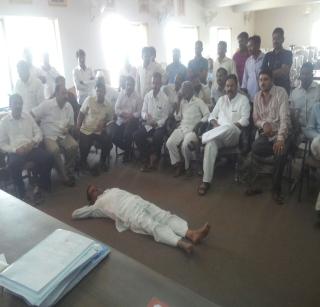 The change in the voters list resulted in the movement of the corporator | मतदार यादीत बदल झाल्याने नगरसेवकाचे झोपून आंदोलन The change in the voters list resulted in the movement of the corporator | मतदार यादीत बदल झाल्याने नगरसेवकाचे झोपून आंदोलन