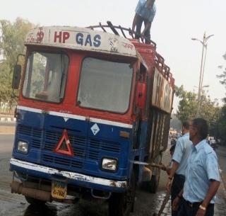 The HP Gas truck took the stomach due to shortscrew | शाॅर्टसर्किटमुळे एच.पी.गॅसच्या ट्रकने घेतला पेट The HP Gas truck took the stomach due to shortscrew | शाॅर्टसर्किटमुळे एच.पी.गॅसच्या ट्रकने घेतला पेट