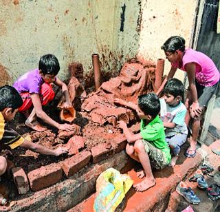 Balavavale, who is famous for making forts | किल्ले बनविण्यास सरसावले बालमावळे Balavavale, who is famous for making forts | किल्ले बनविण्यास सरसावले बालमावळे