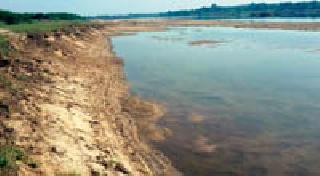 Bahmani sandgate contractors planted road | बाह्मणी रेतीघाट कंत्राटदारांनी लावली रस्त्याची वाट