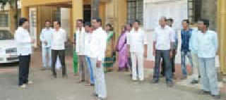 Give the royalty paid for two years | दोन वर्षांपासून रखडलेली रोहयो मजुरी द्या Give the royalty paid for two years | दोन वर्षांपासून रखडलेली रोहयो मजुरी द्या