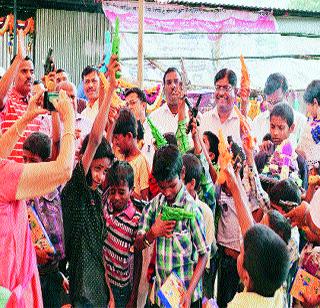 Puneites celebrate Diwali with Malinkar | माळीणकरांबरोबर पुणेकरांनी साजरी केली दिवाळी Puneites celebrate Diwali with Malinkar | माळीणकरांबरोबर पुणेकरांनी साजरी केली दिवाळी