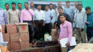 Made in illicit liquor in Madhya Pradesh | मध्यप्रदेशात निर्मित अवैध दारू पकडली