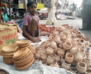 Blacksmith | अंधारात राहून दुसऱ्यांची घरे उजाळणारे पणती कारागीर