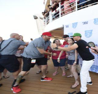 Selfie nudacha open! He took 122 selfies in three minutes | सेल्फीचा नादच खुळा! त्याने तीन मिनिटांत काढल्या 122 सेल्फी Selfie nudacha open! He took 122 selfies in three minutes | सेल्फीचा नादच खुळा! त्याने तीन मिनिटांत काढल्या 122 सेल्फी