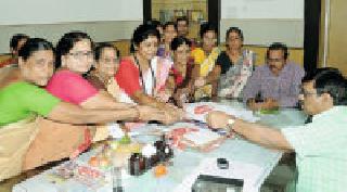 Dill, wheat and rice gift for Chief Minister | मुख्यमंत्र्यांसाठी दिली डाळ, गहू, तांदूळ भेट Dill, wheat and rice gift for Chief Minister | मुख्यमंत्र्यांसाठी दिली डाळ, गहू, तांदूळ भेट