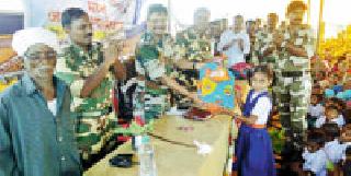 Police gave Diwali gift to the tribals | पोलिसांनी दिली आदिवासींना दिवाळीची भेट