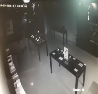 VIDEO - CCTIBLATED CONDITION: 32 lakhs of theft | VIDEO - सीसीटीव्हीत कैद झाली ३२ लाखांची चोरी VIDEO - CCTIBLATED CONDITION: 32 lakhs of theft | VIDEO - सीसीटीव्हीत कैद झाली ३२ लाखांची चोरी