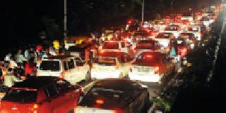 Road closure due to Metro on Wardha road | वर्धा मार्गावर मेट्रोमुळे वाहतुकीची कोंडी Road closure due to Metro on Wardha road | वर्धा मार्गावर मेट्रोमुळे वाहतुकीची कोंडी