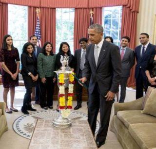 Obama celebrates Diwali in White House | ओबामांनी व्हाईट हाऊसमध्ये केली दिवाळी साजरी