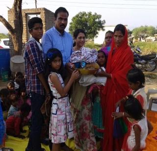 The joy of Diwali blossomed in the lives of the dancers | वंचितांच्या जीवनात फुलला दिवाळीचा आनंद The joy of Diwali blossomed in the lives of the dancers | वंचितांच्या जीवनात फुलला दिवाळीचा आनंद