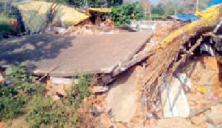 The bus of Bhadhava truck collided with the stops | भरधाव ट्रकची बस थांब्याला धडक