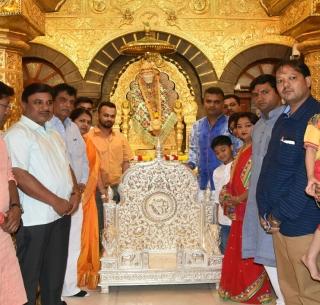 Shirdi: The devotee offered a silver throne to the sai | शिर्डी : भाविकाने साईंना केले चांदीचे सिंहासन अर्पण Shirdi: The devotee offered a silver throne to the sai | शिर्डी : भाविकाने साईंना केले चांदीचे सिंहासन अर्पण
