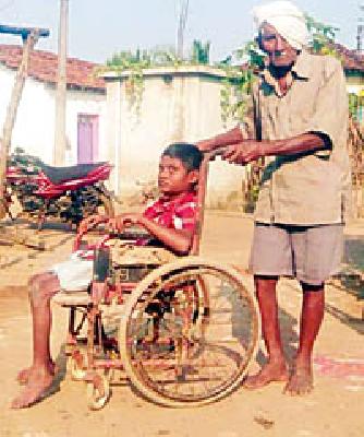 The burden of the handicapped granddaughter is blind | अपंग नातवाचा भार आंधळ्या आजोबावर