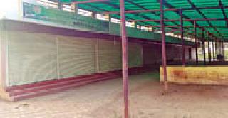 Millions of villages fall into the dust | लाखोंचे गाळे धूळखात पडून