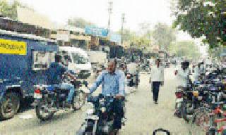 Traffic violation rules | वाहतुकीच्या नियमांची पायमल्ली