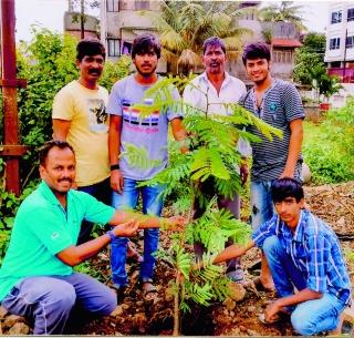 Kerala Nair tree planting trees in Kolhapur .. | केरळचे नायर कोल्हापुरात करतायत वृक्षसंवर्धन.. Kerala Nair tree planting trees in Kolhapur .. | केरळचे नायर कोल्हापुरात करतायत वृक्षसंवर्धन..