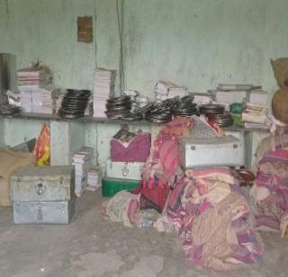 Students are enjoying tribal school | आदिवासी शाळेत विद्यार्थी भोगताहेत नकरयातना Students are enjoying tribal school | आदिवासी शाळेत विद्यार्थी भोगताहेत नकरयातना