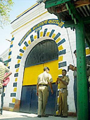 Increase in jail protection | कारागृहाच्या सुरक्षेत वाढ
