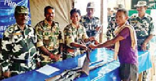 The villagers recovered six grams of gunas | गावकऱ्यांनी सहा भरमार बंदुका पुन्हा केल्या जमा The villagers recovered six grams of gunas | गावकऱ्यांनी सहा भरमार बंदुका पुन्हा केल्या जमा