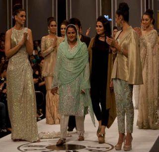 The rumor was carried out after rape 14 years ago | 14 वर्षांपुर्वी बलात्कार करुन धिंड काढण्यात आलेली 'ती' रॅम्पवर चालली