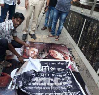 Movement in Sarvodaya Mall of Sambhaji Brigade welfare against 'A Dil' | 'ए दिल' विरोधात संभाजी ब्रिगेडचे कल्याणाच्या सर्वोदय मॉलमध्ये आंदोलन Movement in Sarvodaya Mall of Sambhaji Brigade welfare against 'A Dil' | 'ए दिल' विरोधात संभाजी ब्रिगेडचे कल्याणाच्या सर्वोदय मॉलमध्ये आंदोलन