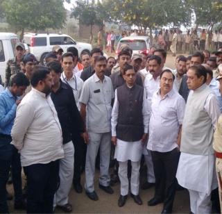 Adivasi development ministers and BJP leaders have blocked | आदिवासी विकास मंत्र्यांसह भाजपनेत्यांचा ताफा अडविला Adivasi development ministers and BJP leaders have blocked | आदिवासी विकास मंत्र्यांसह भाजपनेत्यांचा ताफा अडविला