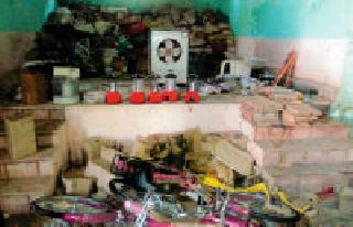 Beneficiary material in Godown! | लाभार्थ्यांचे साहित्य गोडाऊनमध्ये !
