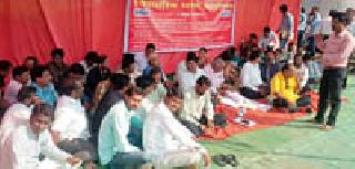 On the streets of the Magharoharoh unjustly got off the road | मग्रारोहयोतील अन्यायग्रस्त उतरले रस्त्यावर On the streets of the Magharoharoh unjustly got off the road | मग्रारोहयोतील अन्यायग्रस्त उतरले रस्त्यावर