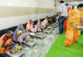 Old parents of the Yavatmalas are blessed with great love for their parents | वृद्धाश्रमातील आईबाबांना लाभले यवतमाळातील मुलांचे अपूर्व प्रेम