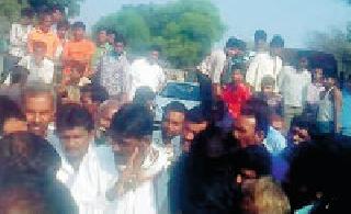 Stop the path of farmers in the stone | पाथरीत शेतकऱ्यांचा रास्ता रोको