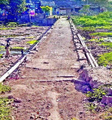 Ozhar village becomes a dangerous bridge | ओझर गावातील पूल बनले धोकादायक