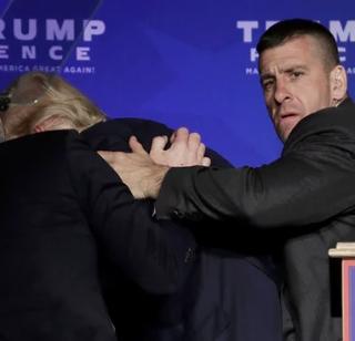 VIDEO- ... and Donald Trump from the stage | VIDEO- ...आणि डोनाल्ड ट्रम्प यांना स्टेजवरून उतरवले VIDEO- ... and Donald Trump from the stage | VIDEO- ...आणि डोनाल्ड ट्रम्प यांना स्टेजवरून उतरवले