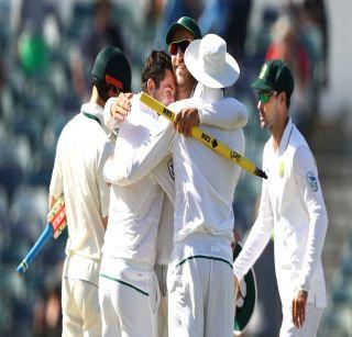 Australia's fury hit the citadel | बालेकिल्ल्यातच उडाली ऑस्ट्रेलियाची दाणादाण Australia's fury hit the citadel | बालेकिल्ल्यातच उडाली ऑस्ट्रेलियाची दाणादाण