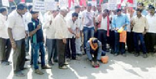 Offering Shrifal to the District Collector for the demands | मागण्यांच्या पुर्ततेसाठी जिल्हाधिकाऱ्यांना श्रीफळ अर्पण Offering Shrifal to the District Collector for the demands | मागण्यांच्या पुर्ततेसाठी जिल्हाधिकाऱ्यांना श्रीफळ अर्पण