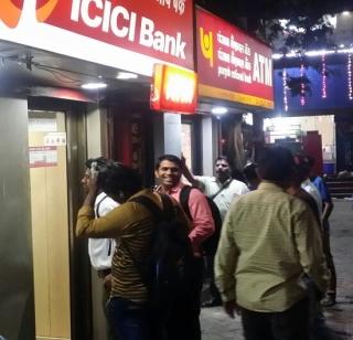 Heavy rush outside the ATM to cash deposit | कॅश डिपॉझिट करण्यासाठी एटीएमच्या बाहेर प्रचंड गर्दी