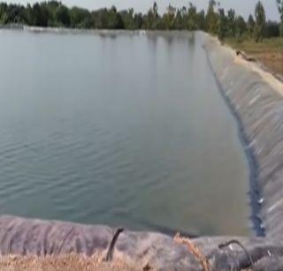 VIDEO: The farmer built a six-million liter capacity built by the farmer himself | VIDEO : शेतक-याने स्वखर्चाने बांधले दीड कोटी लिटर क्षमतेचे शेततळे VIDEO: The farmer built a six-million liter capacity built by the farmer himself | VIDEO : शेतक-याने स्वखर्चाने बांधले दीड कोटी लिटर क्षमतेचे शेततळे