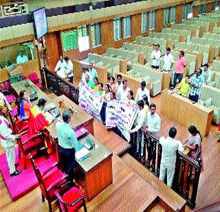 Politics from trash speculation | कचऱ्याच्या वक्तव्यावरूनही रंगले राजकारण Politics from trash speculation | कचऱ्याच्या वक्तव्यावरूनही रंगले राजकारण