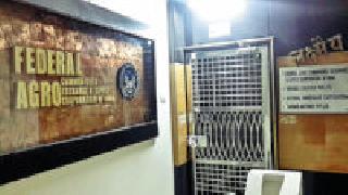 Hundreds of millions of crores of rupees are being made by Nineveh | महाठग निनावेने घातला पावणेपाच कोटींचा गंडा